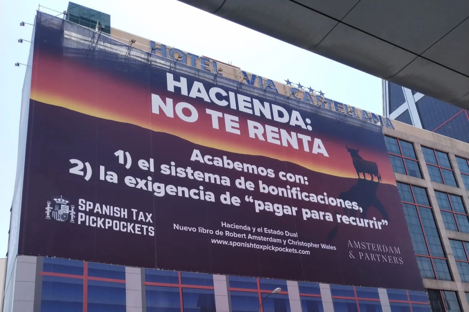 Valla publicitaria en el Paseo de la Castellana, Madrid